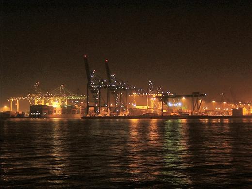 鹿特丹港夜景    (圖取自維基百科)