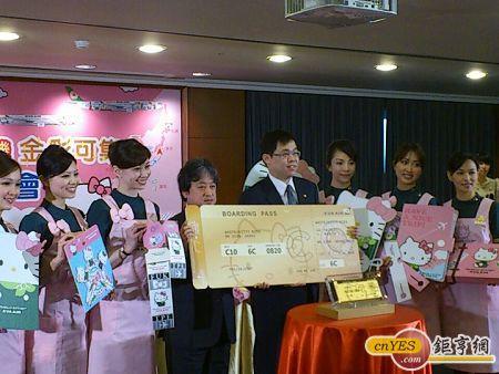長榮航推「Hello Kitty彩繪機 金彩可集」集證兌獎活動，中為長榮航總經理張國煒