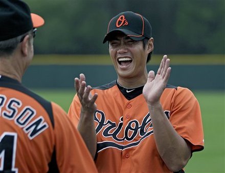 陳偉殷參與金鷹隊拍照。（圖／翻攝《YAHOO SPORTS》）