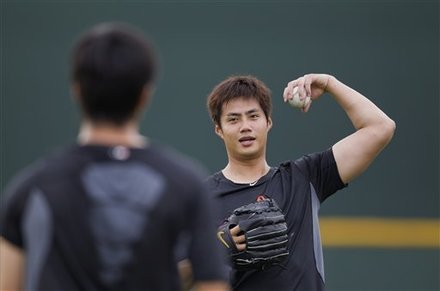 陳偉殷參與金鷹隊拍照。（圖／翻攝《YAHOO SPORTS》）