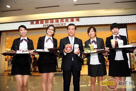 統一超桃園機場美食廣場開幕 中為統一超商總經理徐重仁。