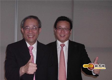 元太科技董事長劉思誠(右)及副董事長何奕達出席元太收購達意記者會。(鉅亨網記者葉家瑋攝)