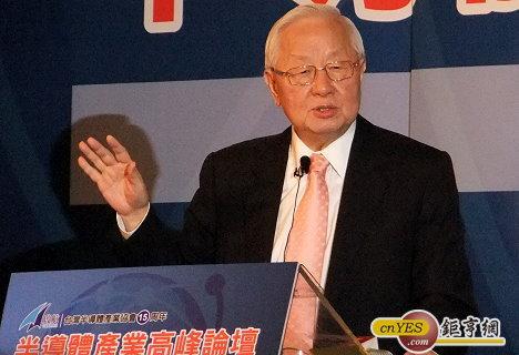 台積電(2330-TW)(TSM-US)董事長張忠謀就市場變化提出「全球半導體減去三星和英特爾，都是台積電的朋友」並引發外界關注此為高分貝回應三星與全球晶圓結盟一事。另，就台積電領先優勢，張忠謀特別指出，台積電10年來「賭」對了！培養的實力已經到位、機會也已經到來！(鉅亨網記者尹慧中攝)
