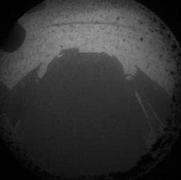 好奇號傳回地球的畫面，顯示已成功登陸(圖：NASA官網圖片）