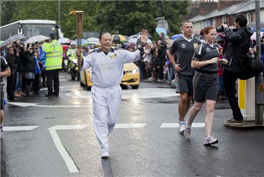 HTC執行長周永明於英國當地時間7月6日，英國倫敦科爾切斯特(Colchester)傳遞聖火，為本屆奧運主辦單位邀約的少數台灣企業代表之一。現場不乏許多英國當地民眾、僑民