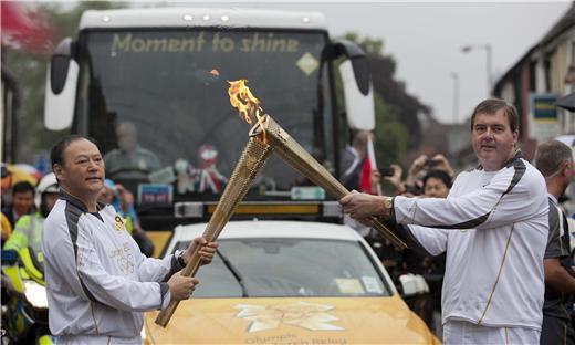 HTC執行長周永明於英國當地時間7月6日，英國倫敦科爾切斯特(Colchester)傳遞聖火，為本屆奧運主辦單位邀約的少數台灣企業代表之一。現場不乏許多英國當地民眾、僑民