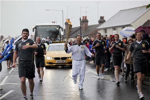 HTC執行長周永明於英國當地時間7月6日，英國倫敦科爾切斯特(Colchester)傳遞聖火，為本屆奧運主辦單位邀約的少數台灣企業代表之一。現場不乏許多英國當地民眾、僑民