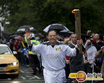 宏達電執行長周永明傳遞2012奧運聖火(宏達電提供)