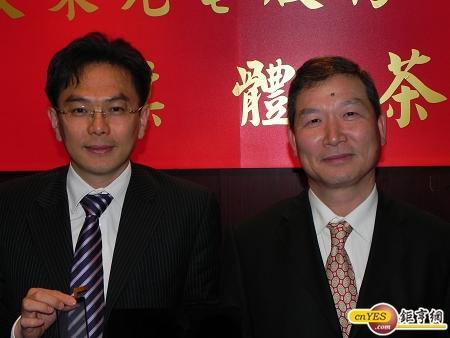 牧東光電總經理陳棟南(左)、董事長余人勇(左)