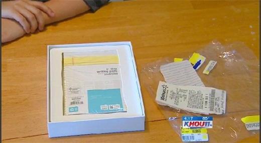 在沃爾瑪買的iPad，開盒竟發現變成一疊筆記本紙。(圖取自KHOU電視台影片)
