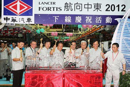 中華汽車總經理劉興臺及三菱商事淺岡克朗執行副總率經營團隊攜手破冰。(圖：中華車提供)