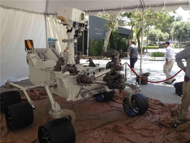 好奇號模型，大小像一輛金龜車！（圖：嚴正提供）