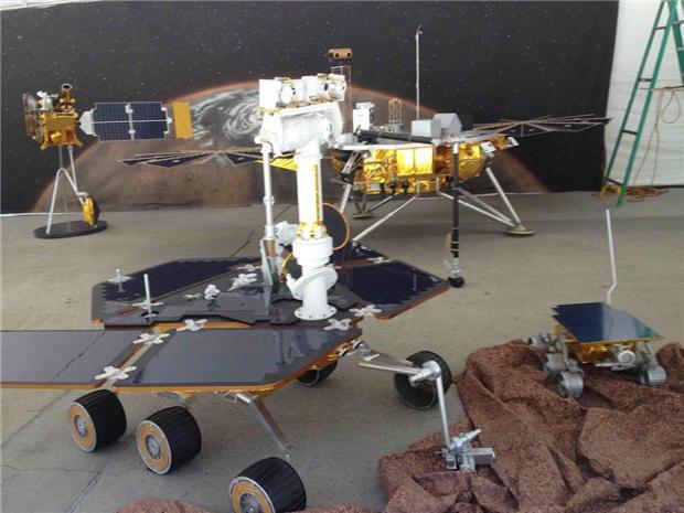 機會號和精神號模型，大小像一張茶几(圖：嚴正提供)