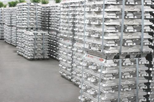 剛煉製完成的鋁錠