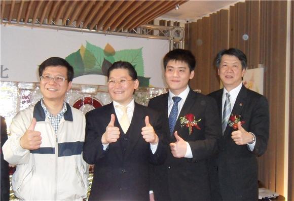 宏泰建設總經理林鴻南(左二)與宏泰建設副總林鴻森(左三)出席新建案記者會。