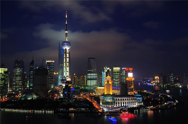 中國急於建設摩天大樓，創造經濟繁榮表象，危機卻也暗潮洶湧。