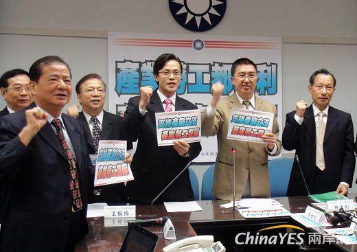 全國各縣市中小企業協會負責人高呼，支持產創立法，產業勞工雙贏。(兩岸網記者王定傳攝)