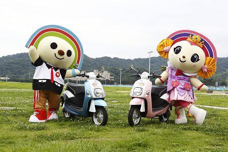 中華車推出限量「e-moving OPEN！電気二輪車」雙車型。(圖：中華車提供)