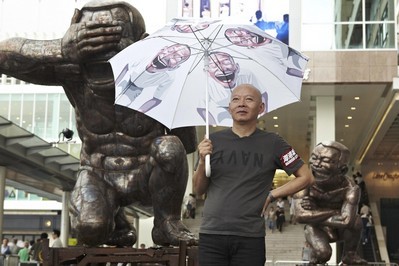 岳敏君與其最新雕塑創作 - 笑可笑 非常笑 於香港海港城