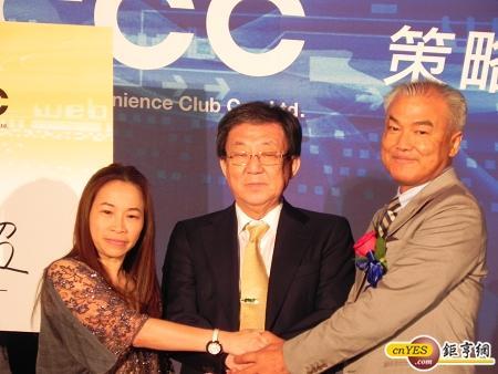 中環集團董事長翁明顯(中)、得利影視總經理蔡宏秀(左)及日本CCC會社執行董事長增田宗昭(右)