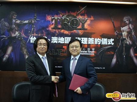 紅心辣椒董事長鄧潤澤(右)與韓國ALT1代表事洪昌佑