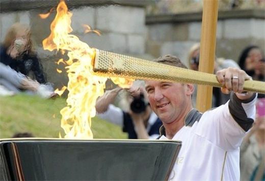 英國4屆奧運划船金牌得主Matthew Pinsent點燃奧運聖火。（圖取自官網）