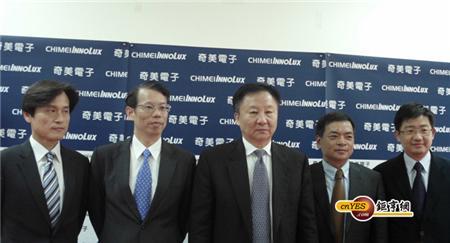 奇美電董事長段行建(中)表示公司最大股東會全力力挺奇美電(鉅亨網記者葉家瑋攝。)