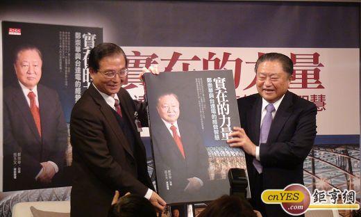 台達電董事長鄭崇華捐贈兩千本新書給全台的高中職學校，由教育部長吳清基代表接受。(鉅亨網記者王定傳攝)