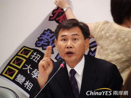 對於教育部力推的「4加1專案」，民進黨團幹事長李俊毅表示，將會扭曲學制。(兩岸網記者王定傳攝)