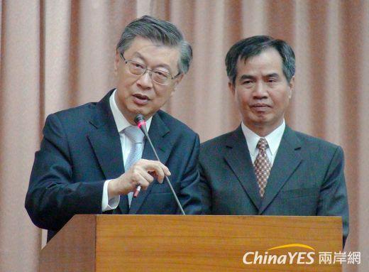 金管會主委陳沖(圖左)及陸委會副主委高長(圖右)今天在立法院財委會接受質詢。(兩岸網際者王定傳攝)
