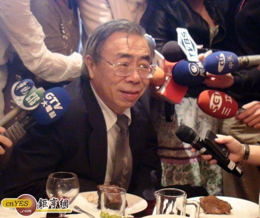 台塑集團總裁王文淵想吃牛小排，卻被媒體團團圍住。(鉅亨網記者王定傳攝)