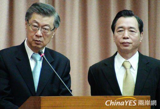 財政部長李述德(圖右)表示，國安基金會在4月中旬公布。(兩岸網記者王定傳攝)