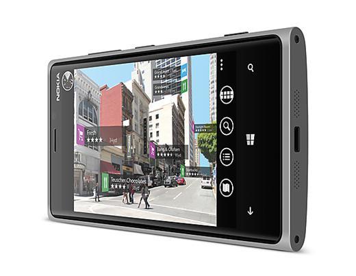 諾基亞Lumia 920具備全新定位服務 Nokia City Lens，提供即時街道資訊。