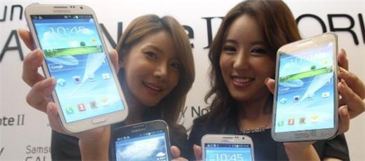 三星首爾產品發表會(2012年9月26日)上，模特兒展示 Galaxy Note II