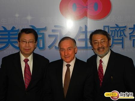 美商永生董事長Ken Giacin(中)、美商永生全球醫學主管Wise Youn(右)及美商永生執行長王嘉宗(左)