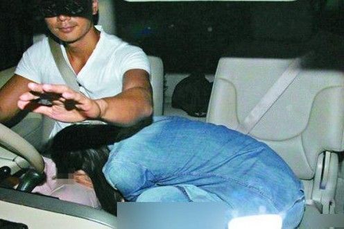 台灣情侶列車上夸張親熱玩“車”震 盤點車震被偷拍情侶