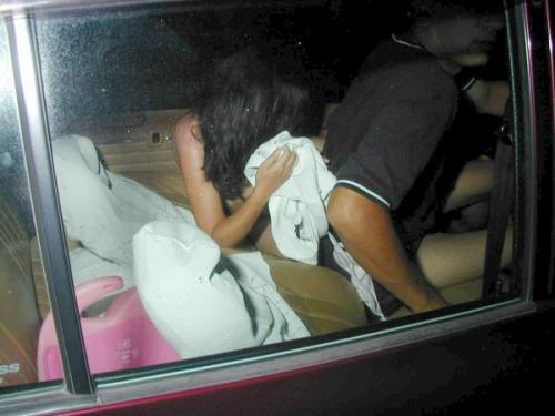 台灣情侶列車上夸張親熱玩“車”震 盤點車震被偷拍情侶