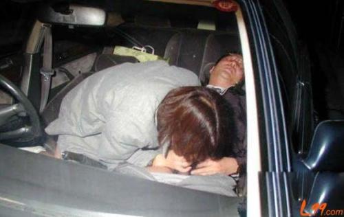 台灣情侶列車上夸張親熱玩“車”震 盤點車震被偷拍情侶