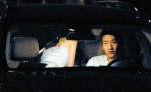 台灣情侶列車上夸張親熱玩“車”震 盤點車震被偷拍情侶