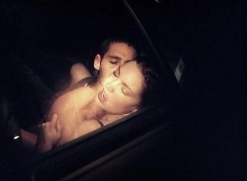 台灣情侶列車上夸張親熱玩“車”震 盤點車震被偷拍情侶