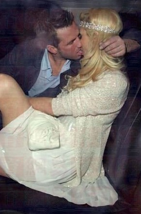 台灣情侶列車上夸張親熱玩“車”震 盤點車震被偷拍情侶