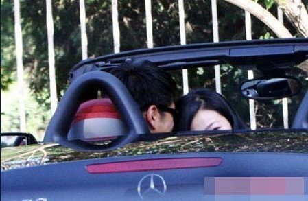 台灣情侶列車上夸張親熱玩“車”震 盤點車震被偷拍情侶