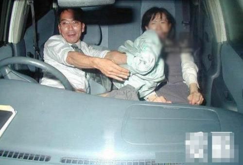 台灣情侶列車上夸張親熱玩“車”震 盤點車震被偷拍情侶