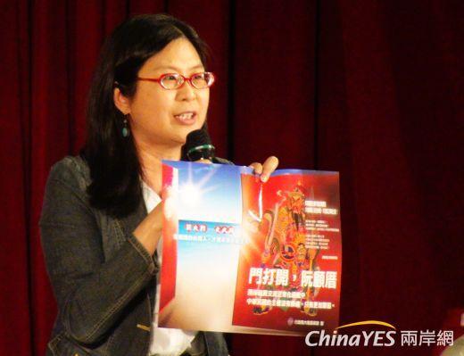 陸委會主委賴幸媛手持陸委會自製的護台灣主權門聯，向民眾喊話，絕對會堅持著台灣主權。(兩岸網記者王定傳攝) 