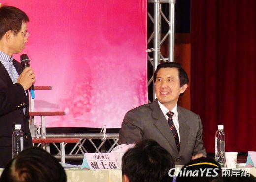 總統馬英九參加由國民黨立委賴士葆主辦的「總統與民眾座談」，現場反應熱烈。(兩岸網記者王定傳攝)