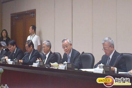 台灣央行總裁彭淮南(右2)宣布兩岸貨幣清算MOU已完成簽署。(鉅亨網記者王以慧攝)