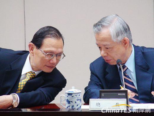 央行總裁彭淮南與副總裁周阿定，兩人交換意見。(兩岸網記者王定傳攝)
