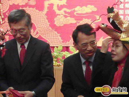 中華電董事長呂學錦(中)，中華電總經理張曉東(yji3)