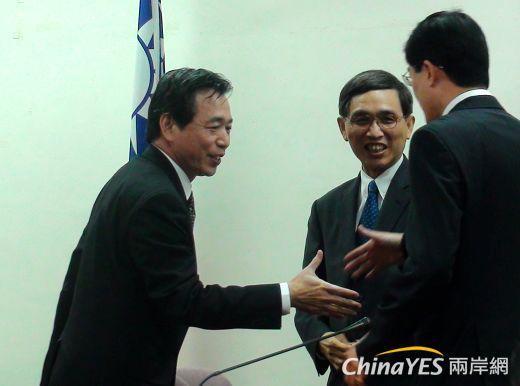 國民黨今天召開黨團會議，經濟部長施顏祥(圖中)與財政部長李述德(左)均出席，確定產創條例營所稅從20%降至17%。(兩岸網記者王定傳攝)