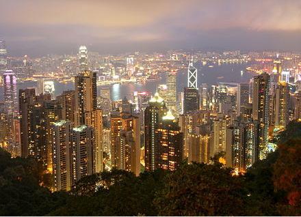 從香港太平山俯瞰維多利亞港夜景。(圖片來源：維基百科)